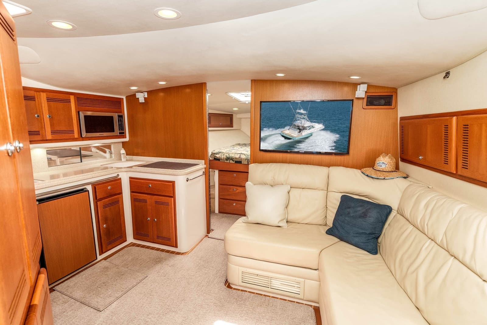 20045 40' Cabo Express - El Patron Salon