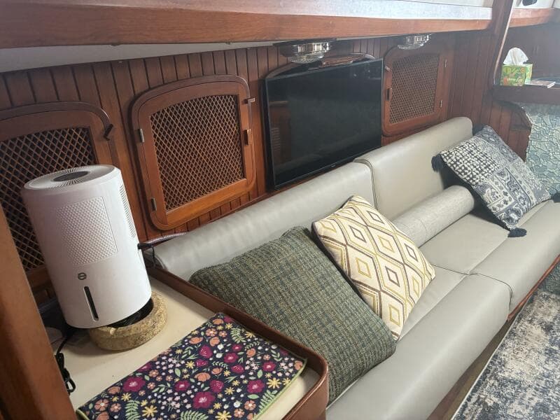 1986 Slocum 37 - Settee