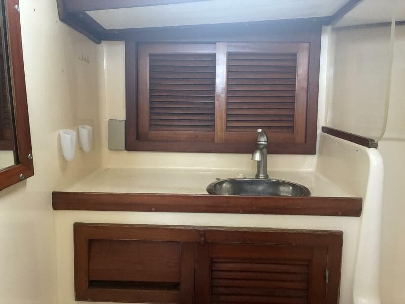 1986 Slocum 37 - Head