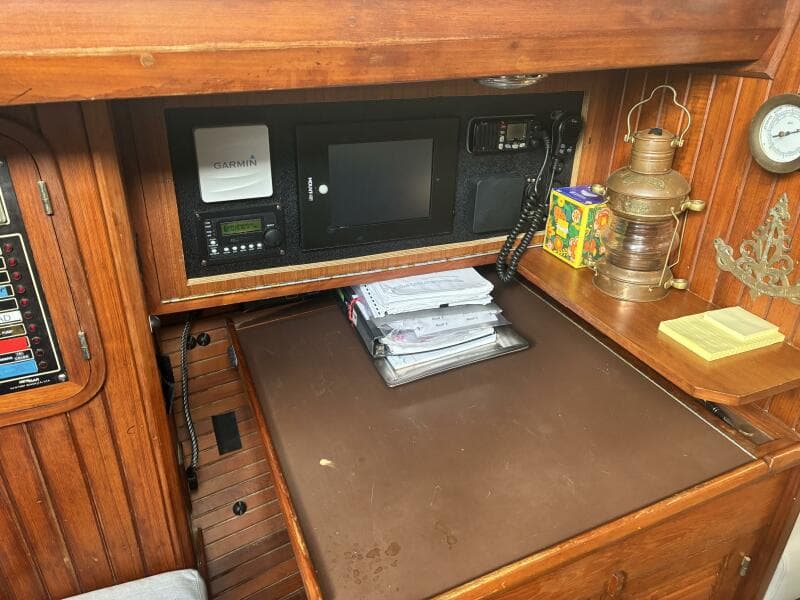 1986 Slocum 37 - Nav Station