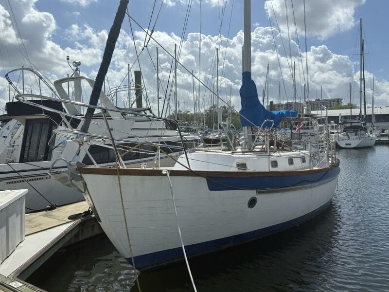 1986 Slocum 37 - Port bow