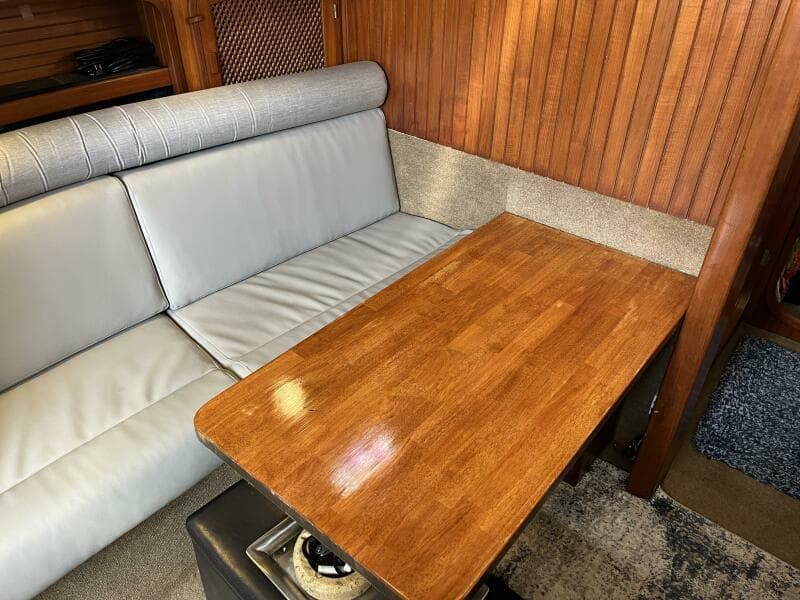 1986 Slocum 37 - Dinette table