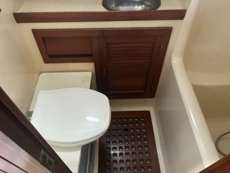 1986 Slocum 37 - Head