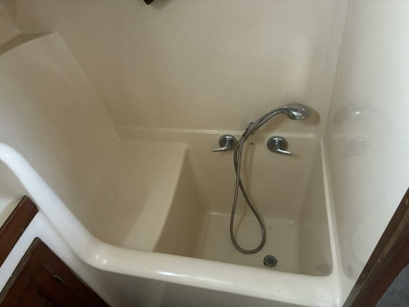 1986 Slocum 37 - Bathtub