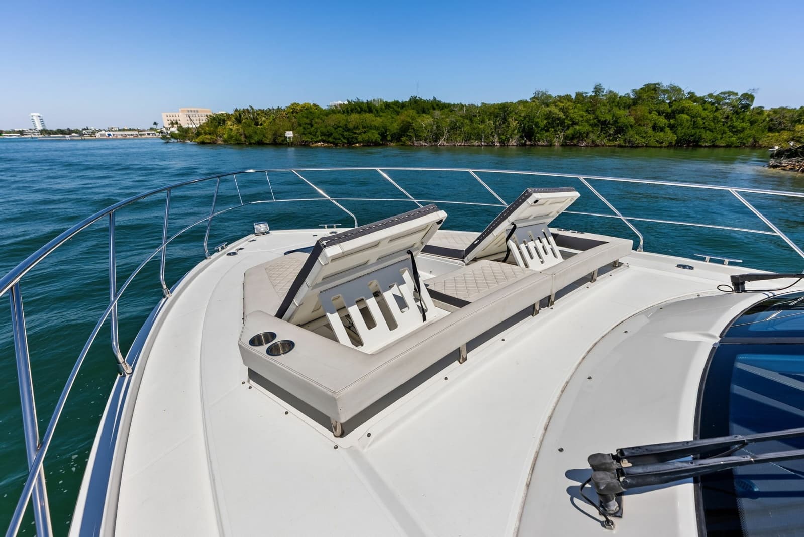 2019 Cruisers Yachts 54 Cantius