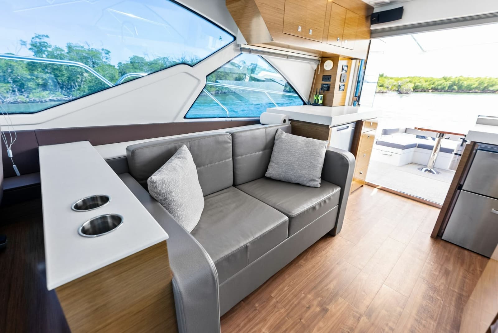 2019 Cruisers Yachts 54 Cantius