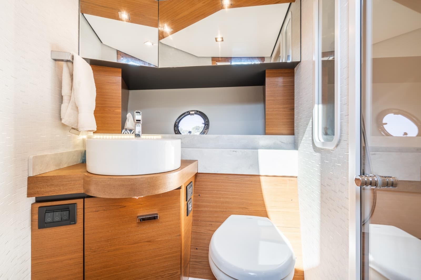 2023 Tiara Yachts 39 Coupe - Photo 24
