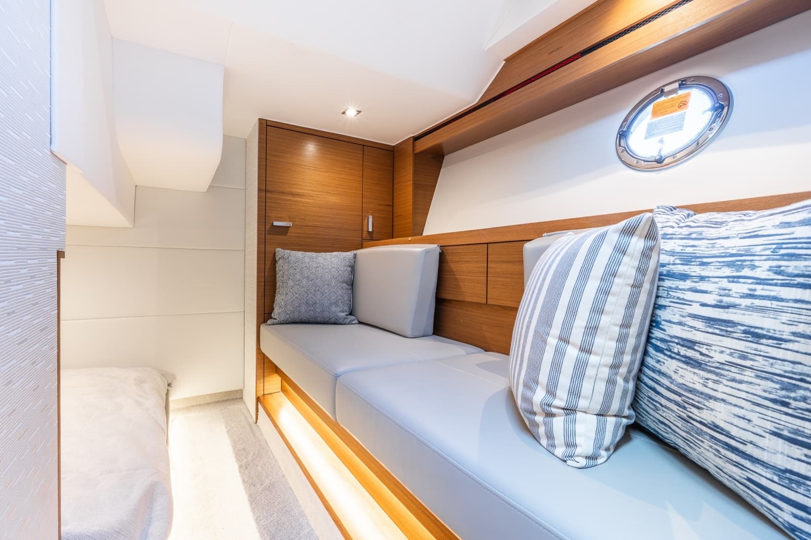 2023 Tiara Yachts 39 Coupe - Photo 26
