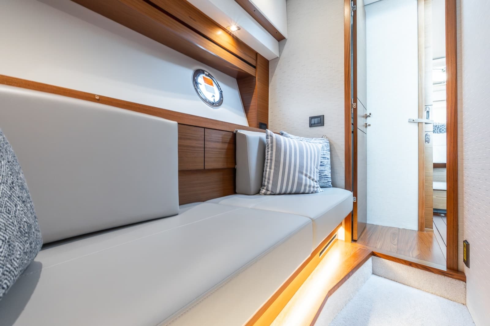 2023 Tiara Yachts 39 Coupe - Photo 28