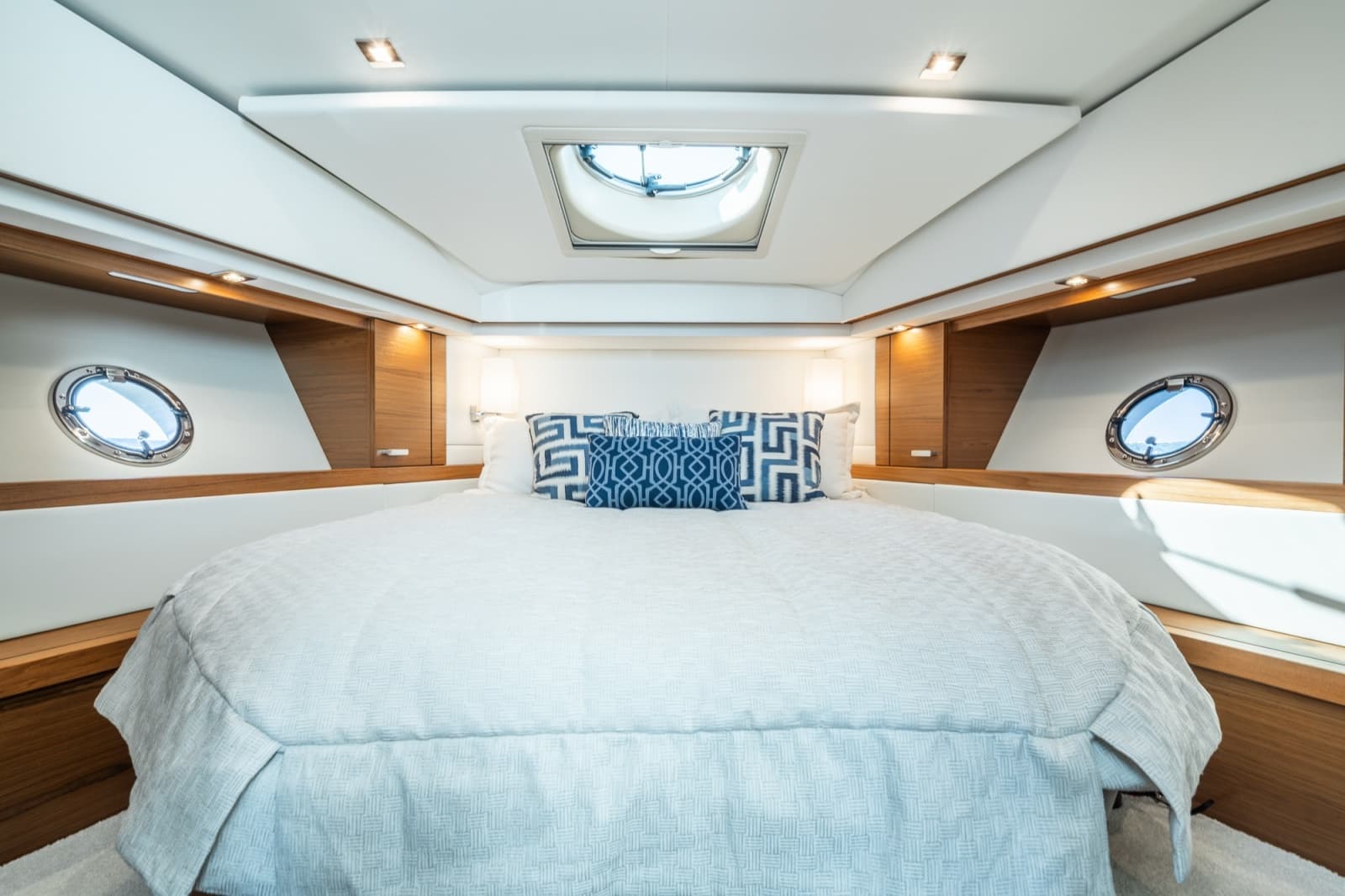 2023 Tiara Yachts 39 Coupe - Photo 10