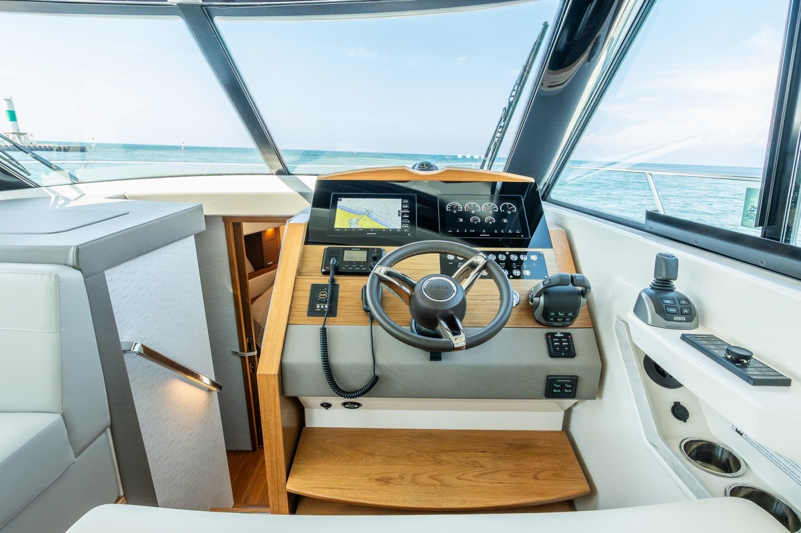 2023 Tiara Yachts 39 Coupe - Photo 2