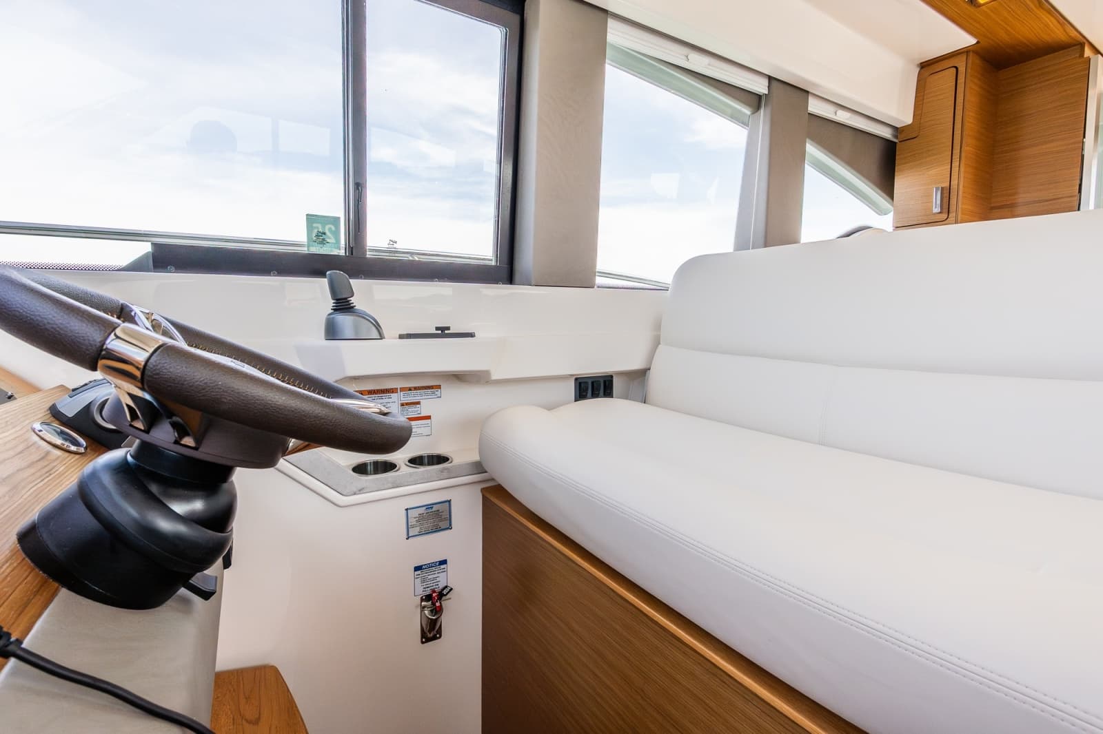 2023 Tiara Yachts 39 Coupe - Photo 9