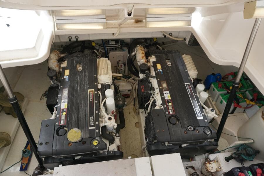2007 39 Tiara Yachts 3900 Sovran The Pearl Engine Room (1)