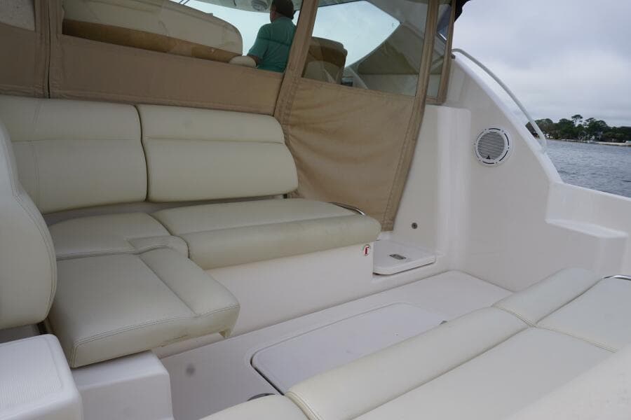 2007 39 Tiara Yachts 3900 Sovran The Pearl Cockpit Seating (2)