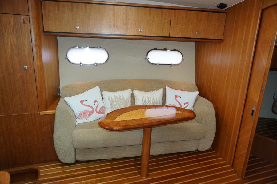 2007 39 Tiara Yachts 3900 Sovran The Pearl Salon Sofa (1)