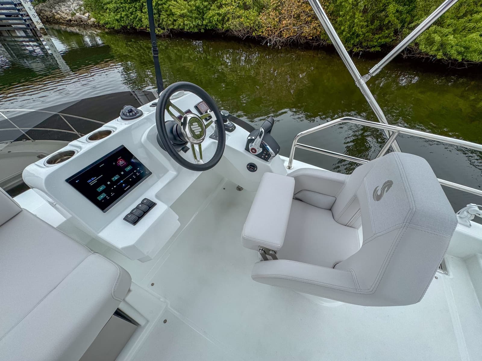 2026 Beneteau Antares 11