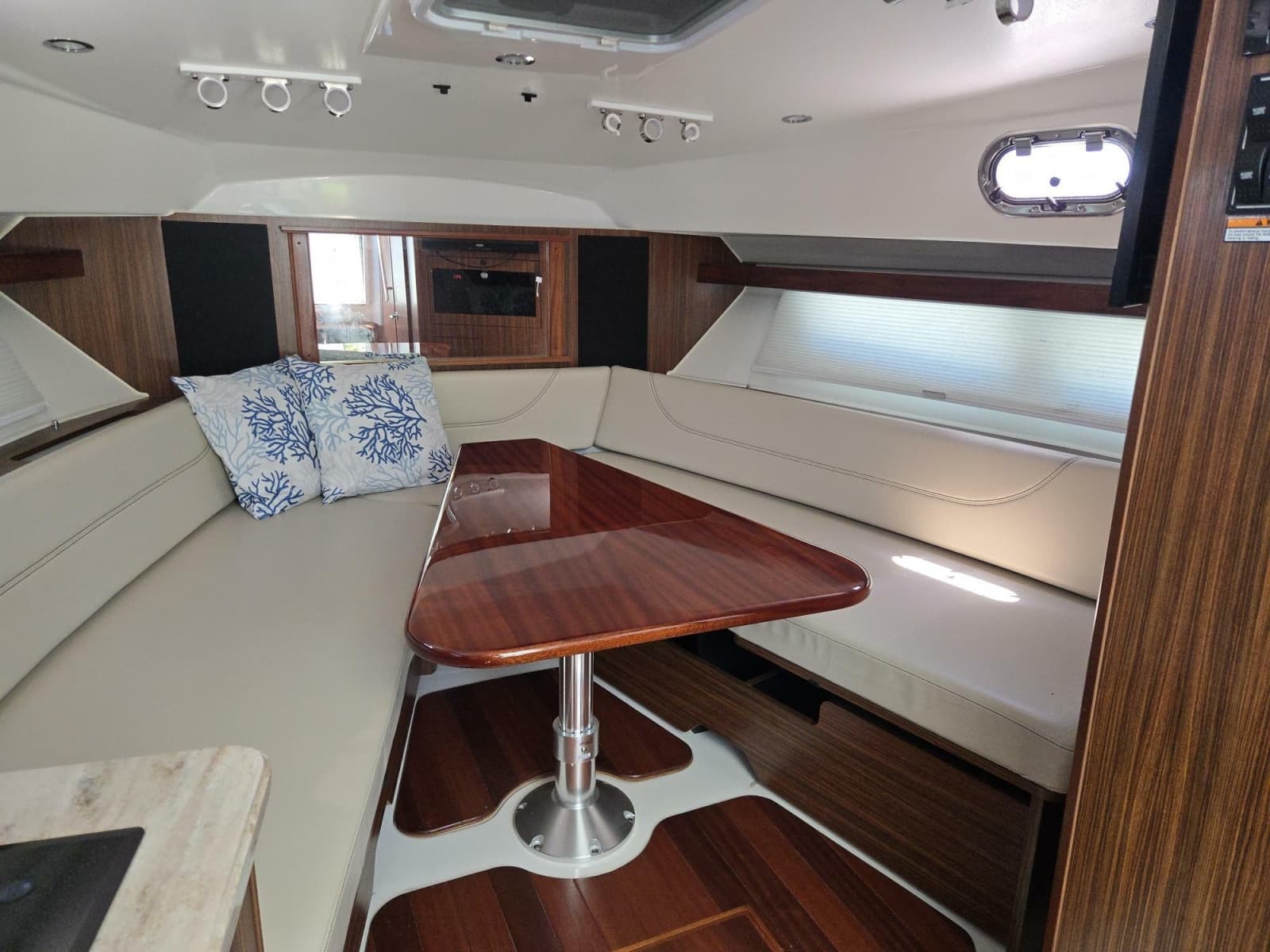 2019 Pursuit 355 Offshore - Photo 6