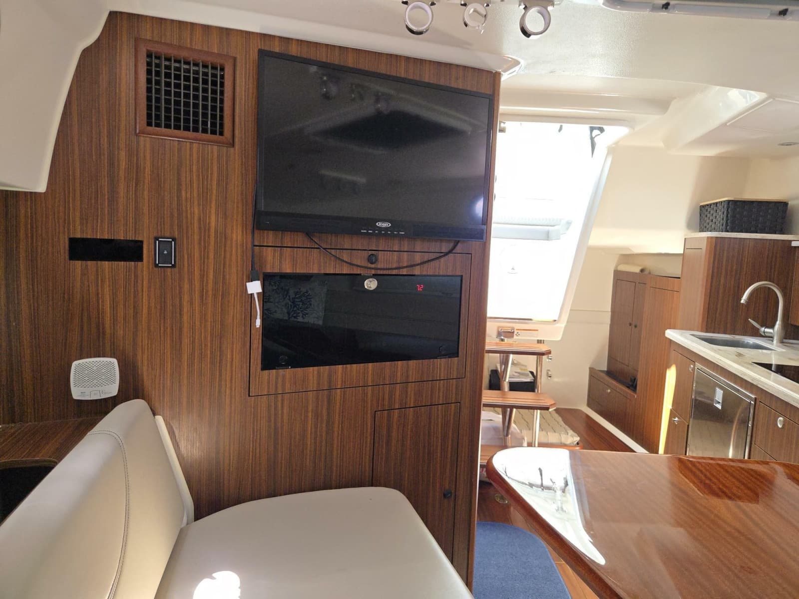 2019 Pursuit 355 Offshore - Photo 26