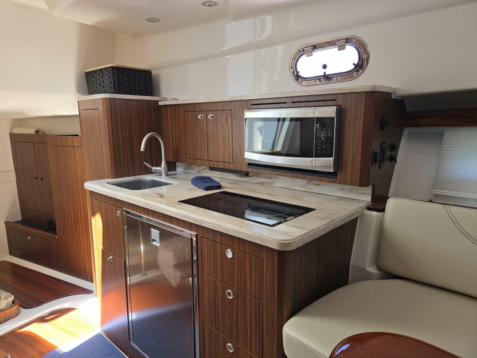 2019 Pursuit 355 Offshore - Photo 11