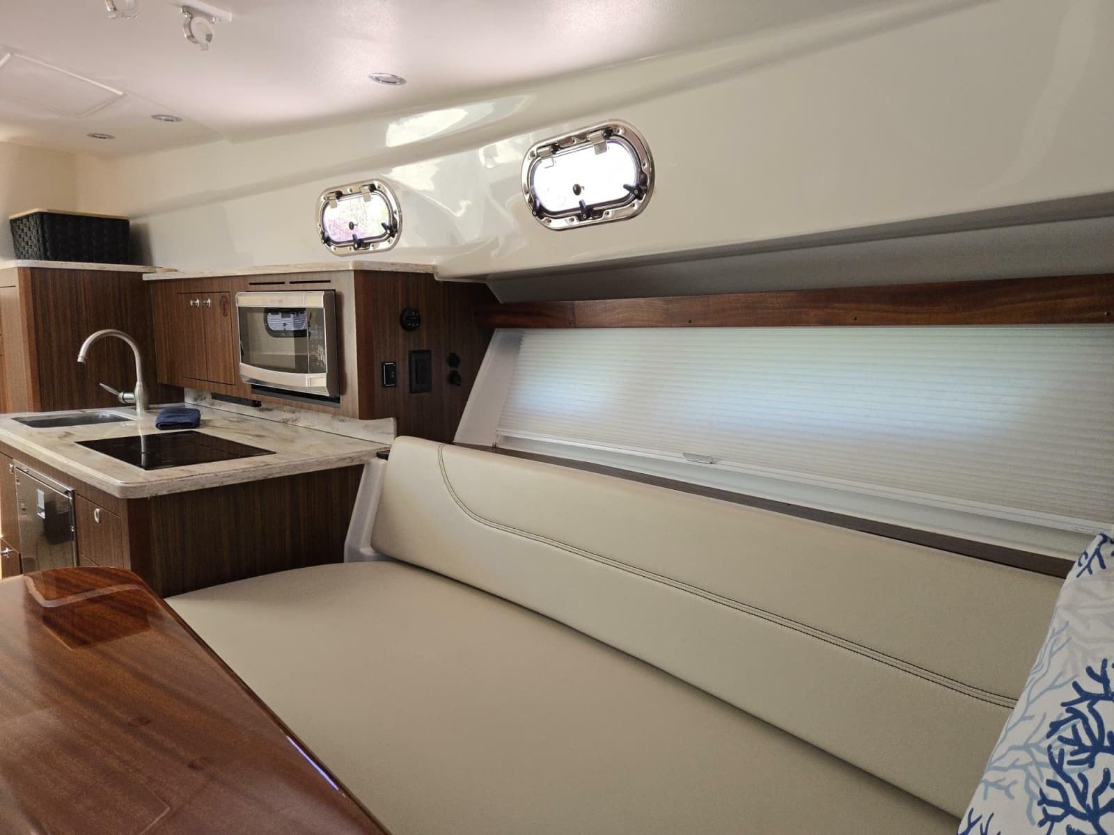 2019 Pursuit 355 Offshore - Photo 7