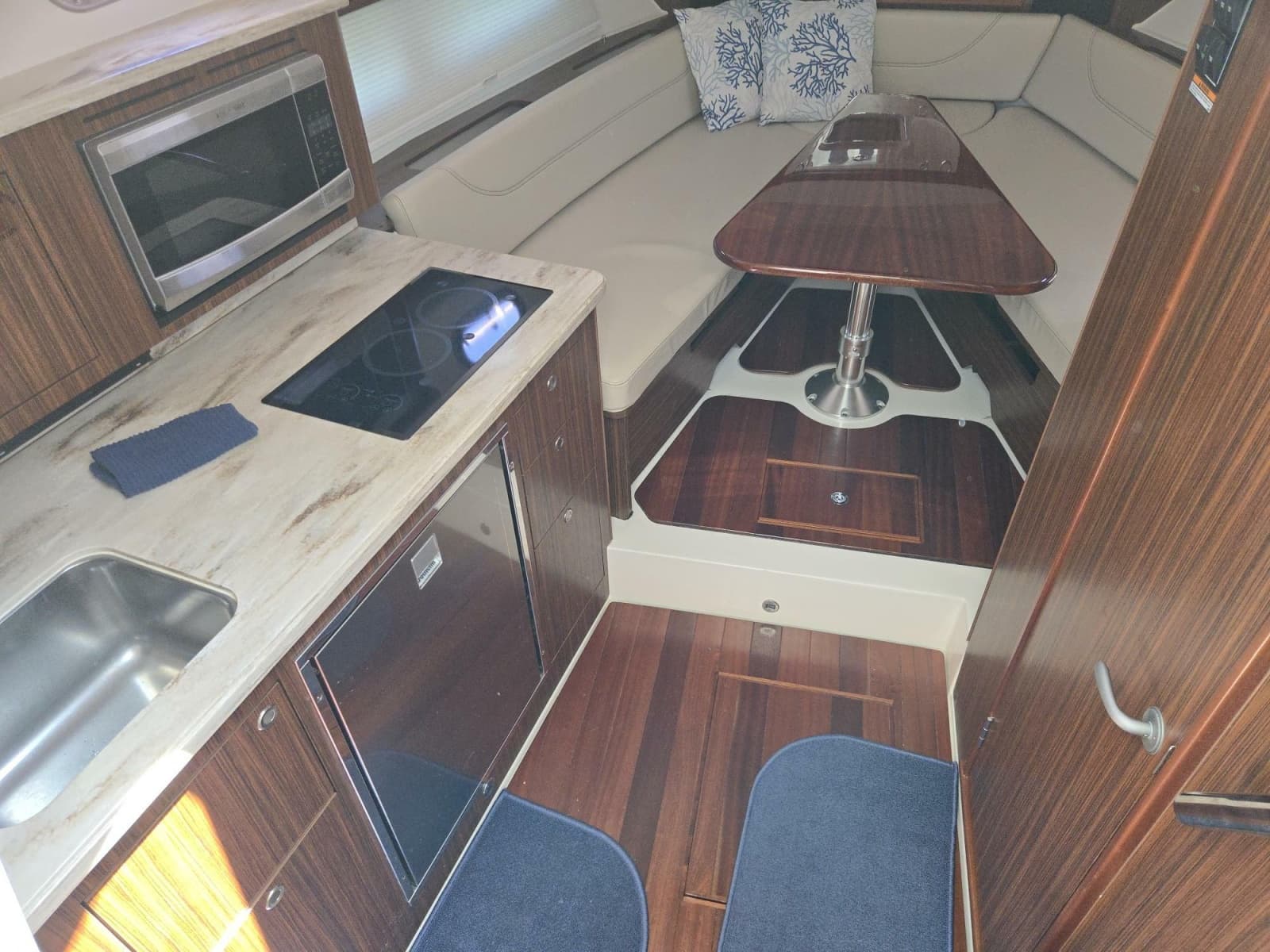 2019 Pursuit 355 Offshore - Photo 13