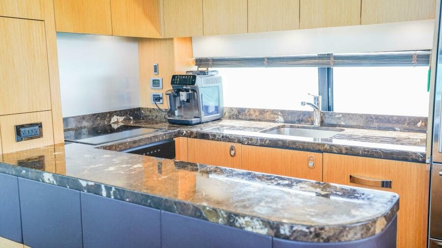 2016 Sunseeker 75 Yacht