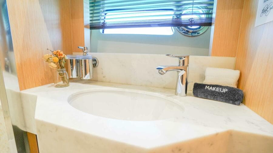 2016 Sunseeker 75 Yacht