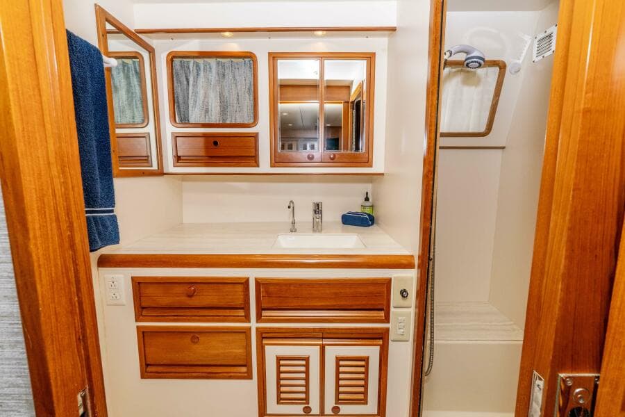 2000 Offshore Yachts Flushdeck