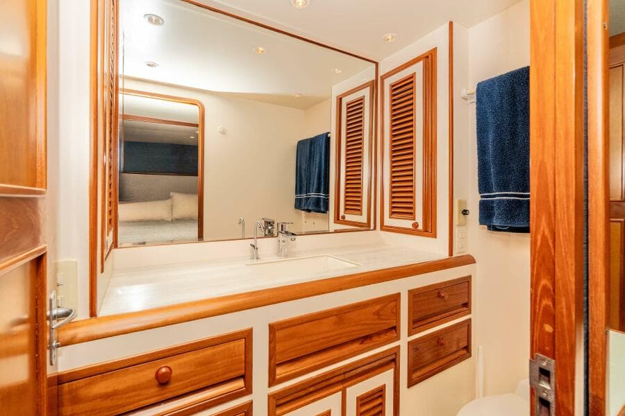 2000 Offshore Yachts Flushdeck