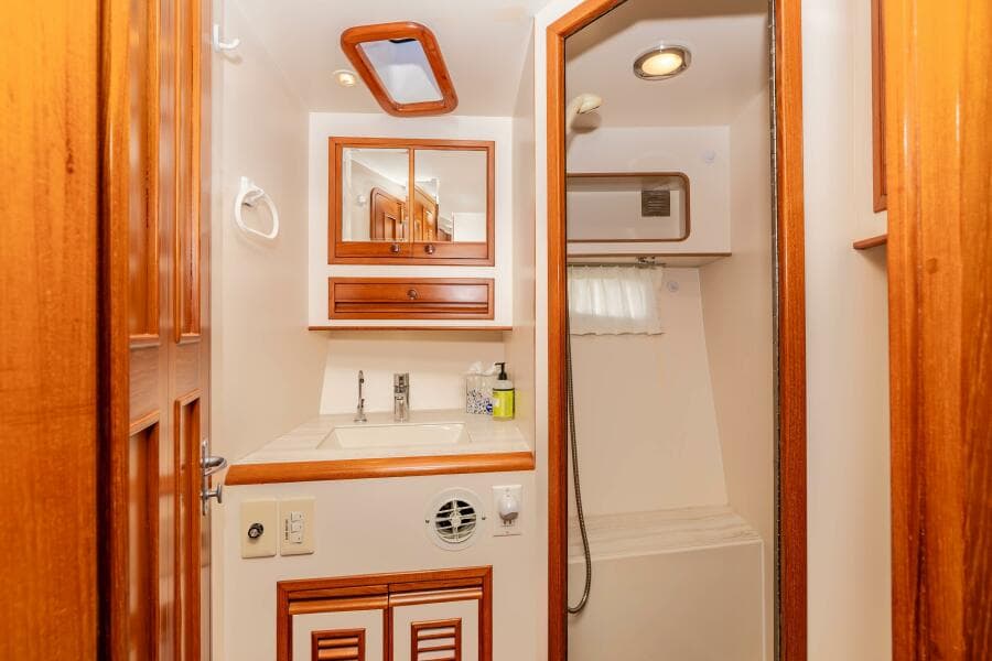 2000 Offshore Yachts Flushdeck