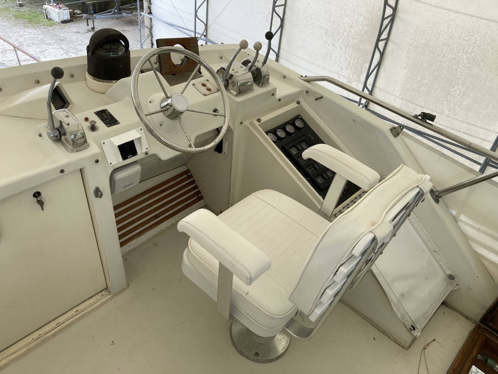 1972 Chris-Craft Commander Flush Deck