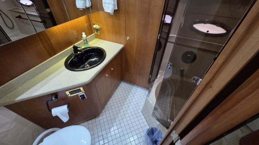 2000 Cruisers Yachts 4450 Express Motor Yacht