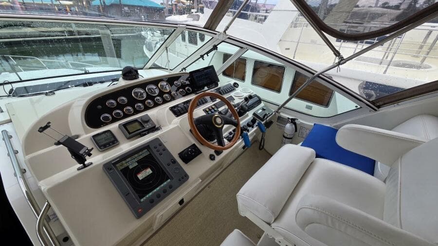 2000 Cruisers Yachts 4450 Express Motor Yacht