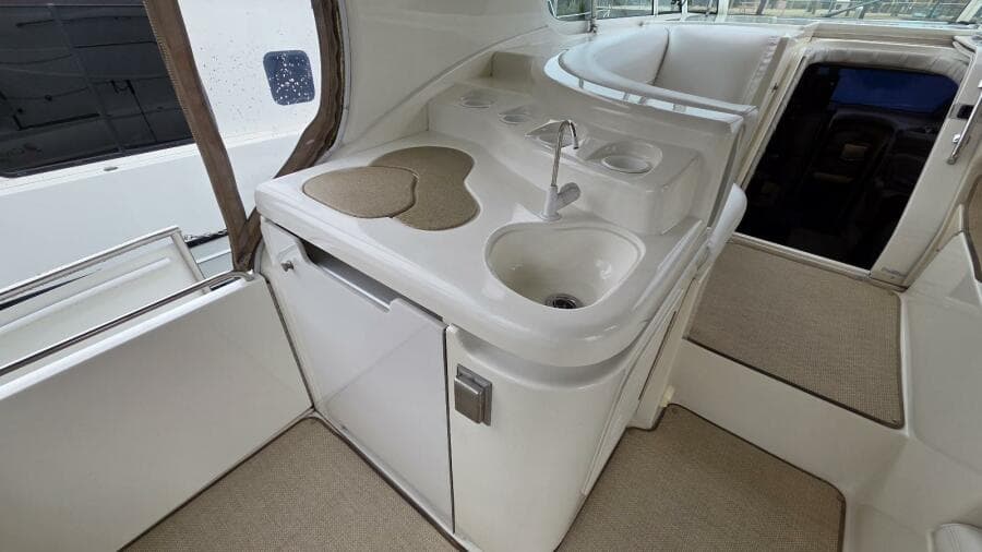 2000 Cruisers Yachts 4450 Express Motor Yacht