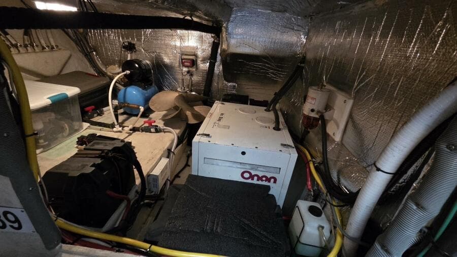 2000 Cruisers Yachts 4450 Express Motor Yacht