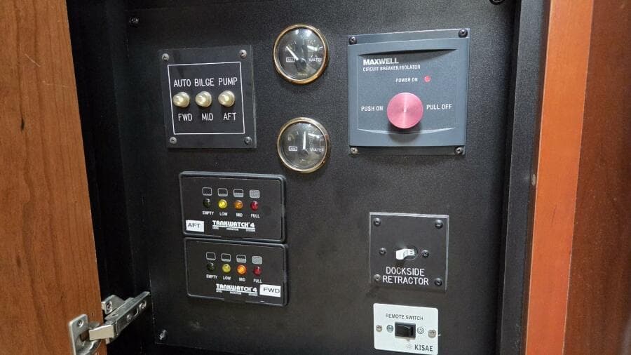 2000 Cruisers Yachts 4450 Express Motor Yacht