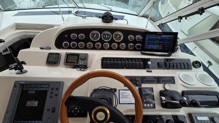 2000 Cruisers Yachts 4450 Express Motor Yacht