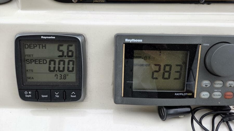 2000 Cruisers Yachts 4450 Express Motor Yacht