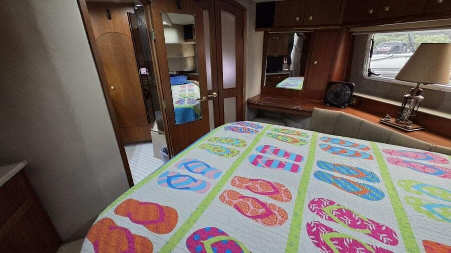 2000 Cruisers Yachts 4450 Express Motor Yacht