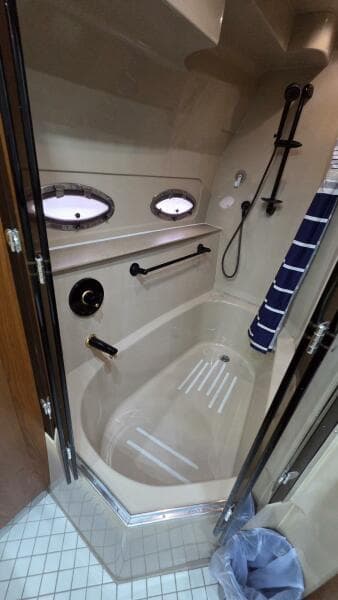 2000 Cruisers Yachts 4450 Express Motor Yacht