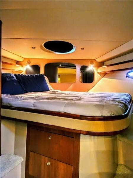 2000 Cruisers Yachts 3672 Express