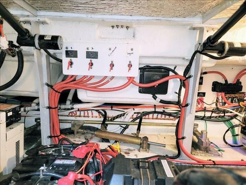 2000 Cruisers Yachts 3672 Express