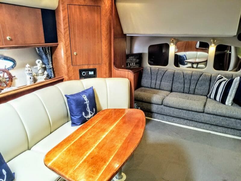 2000 Cruisers Yachts 3672 Express