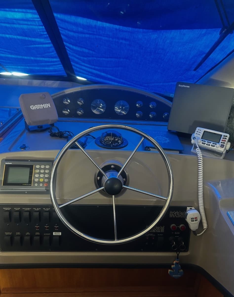 1998 Bayliner 3988 Motoryacht - Photo 3