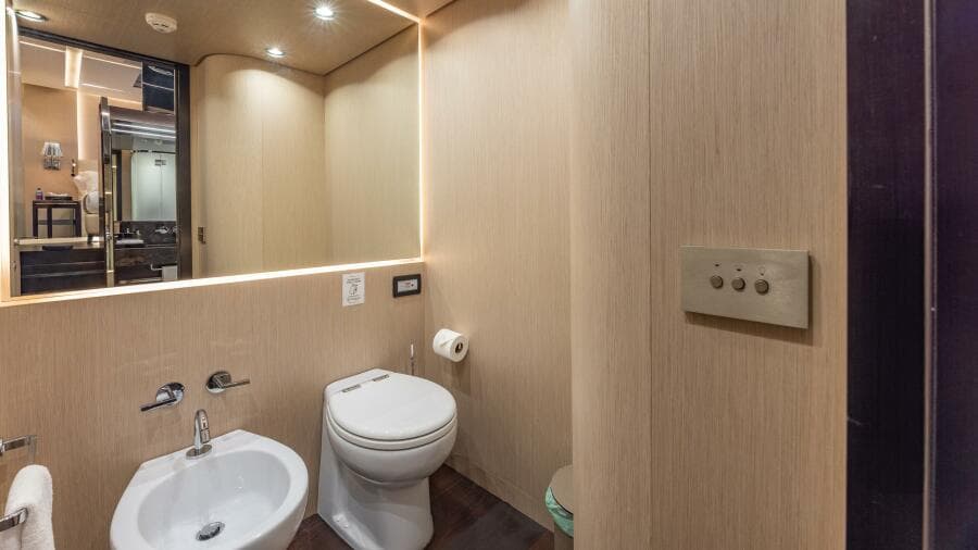 Master Stateroom Bath 