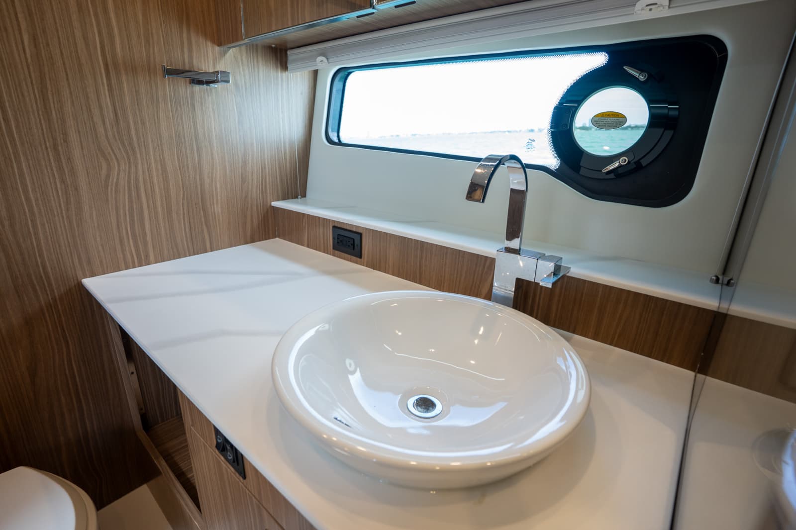 2024 Cruisers Yachts 50 GLS - Photo 25