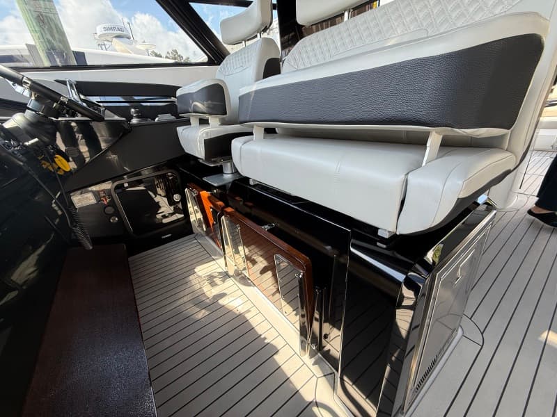 2024 Cruisers Yachts 50 GLS