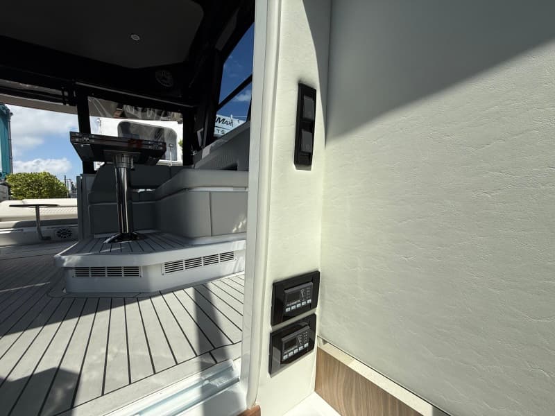 2024 Cruisers Yachts 50 GLS