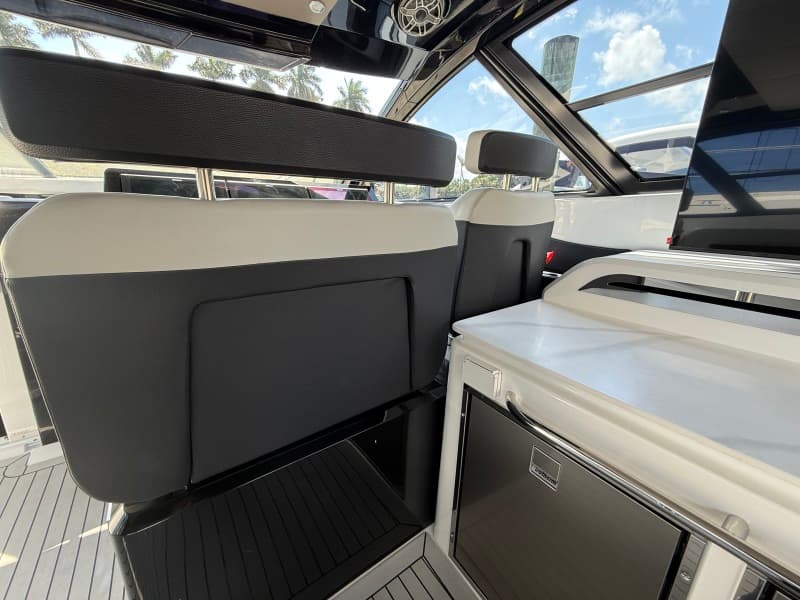 2024 Cruisers Yachts 50 GLS