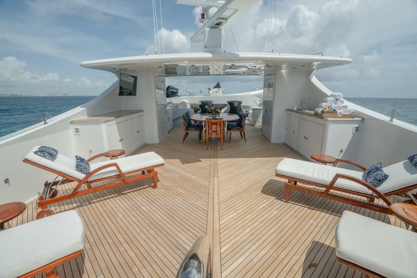 2006 Trinity Yachts Tri-Deck MY - Photo 23